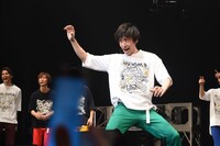 ブルース・リー風の演技を披露する石賀和輝。