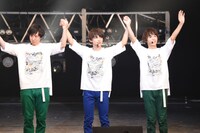 左から石賀和輝、吉沢亮、溝口琢矢。