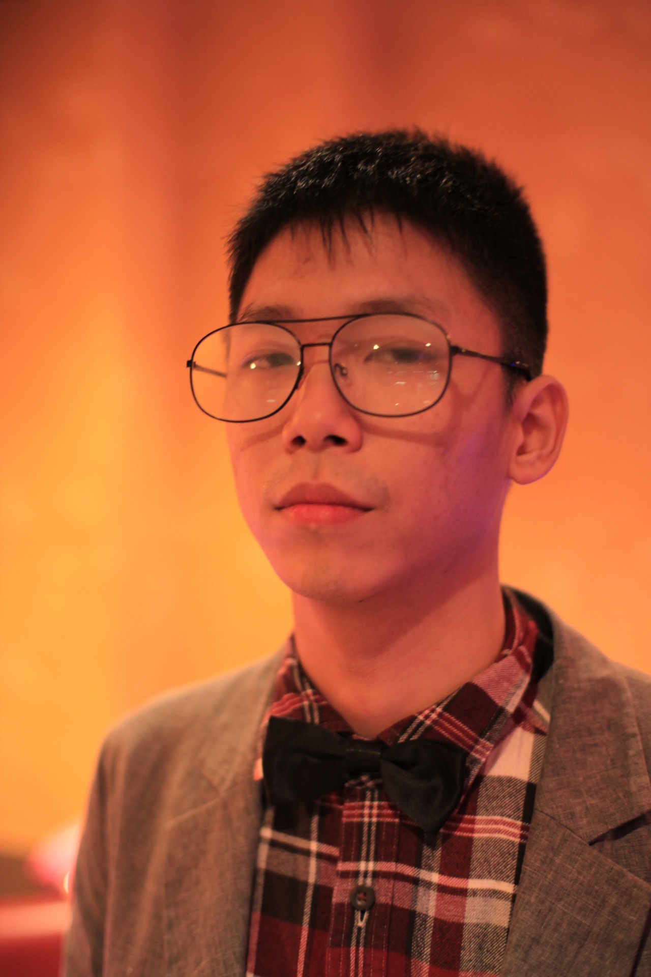 「疑惑とダンス」より、小村昌士演じるコムラ。