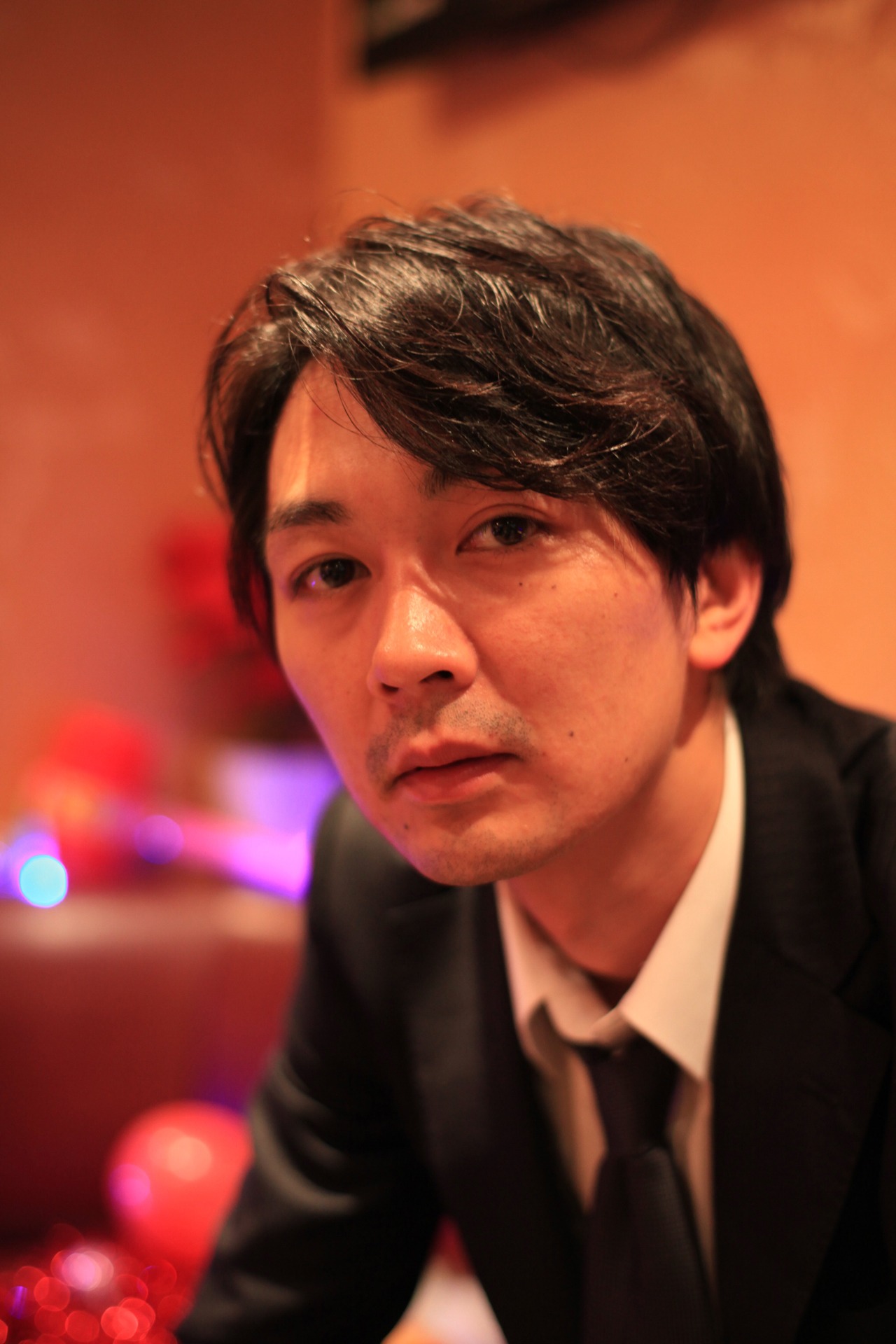 「疑惑とダンス」より、小林且弥演じるサトシ。