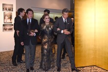 神田正輝（左）と舘ひろし（右）にエスコートされる石原まき子（中央）。