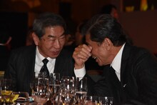 客席にて談笑する村川透（左）と舘ひろし（右）。