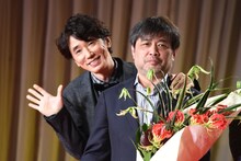 左からユースケ・サンタマリア、岸善幸。