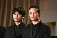 左から石井裕也、池松壮亮。