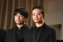 左から石井裕也、池松壮亮。