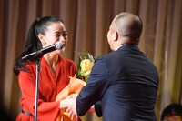 白石和彌（右）から花束を受け取った蒼井優（左）。