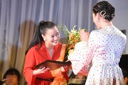 宮沢りえ（右）から盾を受け取った蒼井優（左）。