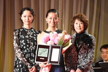 左から宮崎あおい、尾野真千子、吉行和子。