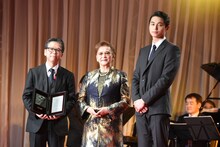 左からホリプロの菅井敦常務取締役、石原まき子、東出昌大。