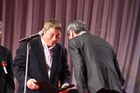 村川透（右）から表彰楯を受け取る北野武（左）。