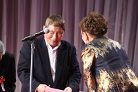 石原まき子（右）から賞金を受け取る北野武（左）。