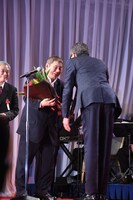 松重豊（右）から花束を受け取る北野武（左）。