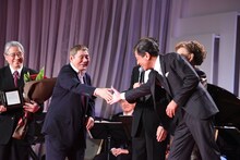 握手する北野武（中央左）と舘ひろし（手前右）。