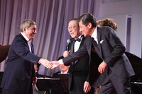 握手する北野武（左）と舘ひろし（手前右）。