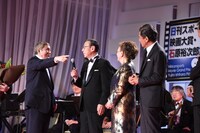 舘ひろしとはゴルフ練習場でよく会う仲だと明かす北野武（左）。