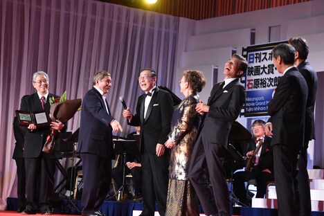 北野武にゴルフ練習場でよく会う仲であると明かされ、爆笑する舘ひろし（右から3番目）。