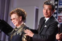 石原まき子（左）を慰める舘ひろし（右）。