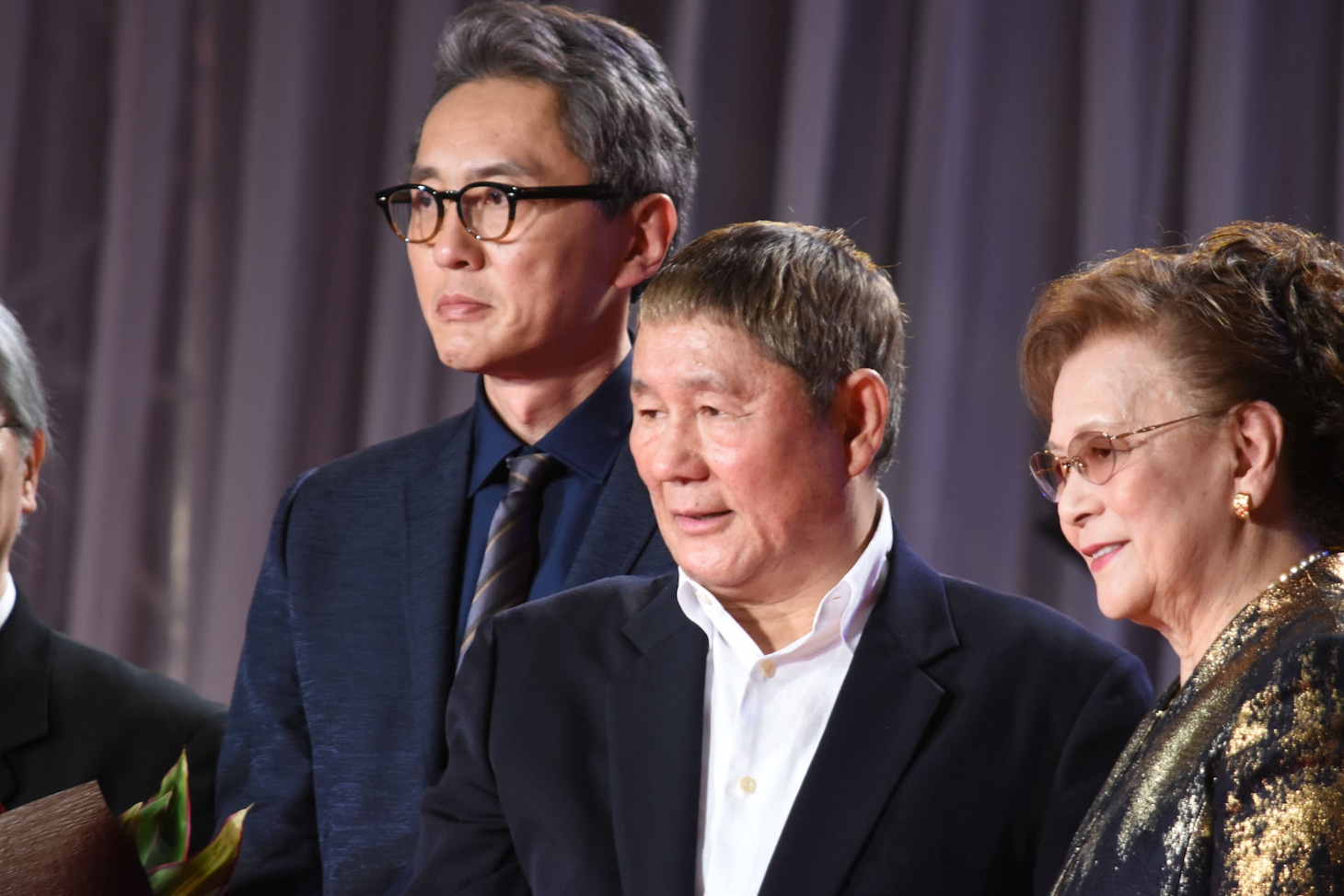 左から松重豊、北野武、石原まき子。