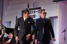 左から舘ひろし、松重豊。