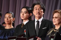 左から尾野真千子、菅田将暉、役所広司、石原まき子。