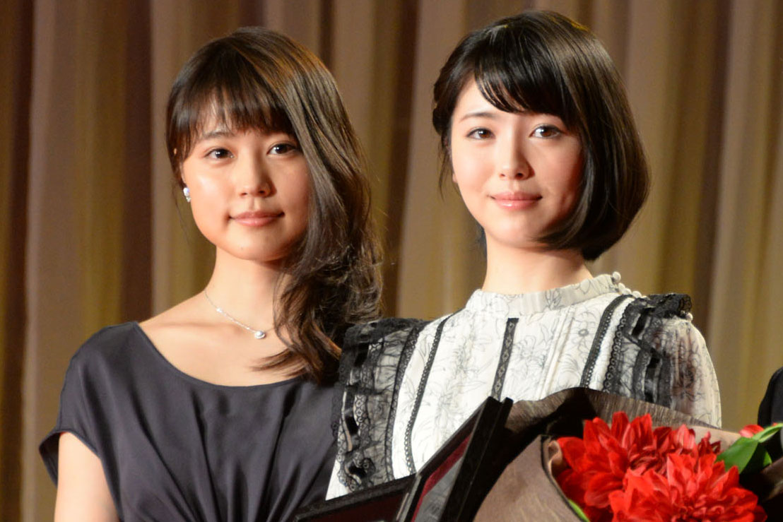 左から有村架純、浜辺美波。