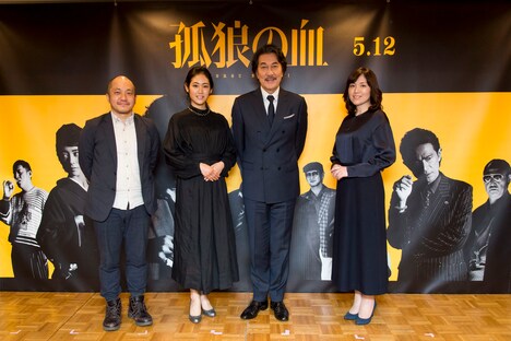 「孤狼の血」会見の様子。左から白石和彌、阿部純子、役所広司、柚月裕子。