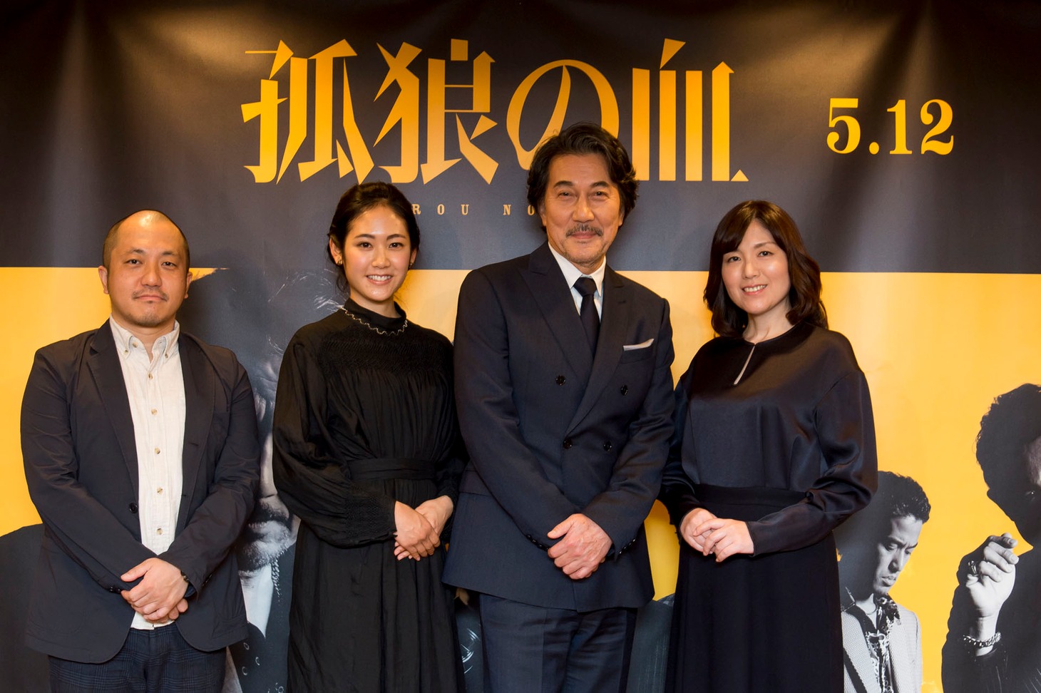 「孤狼の血」会見の様子。左から白石和彌、阿部純子、役所広司、柚月裕子。