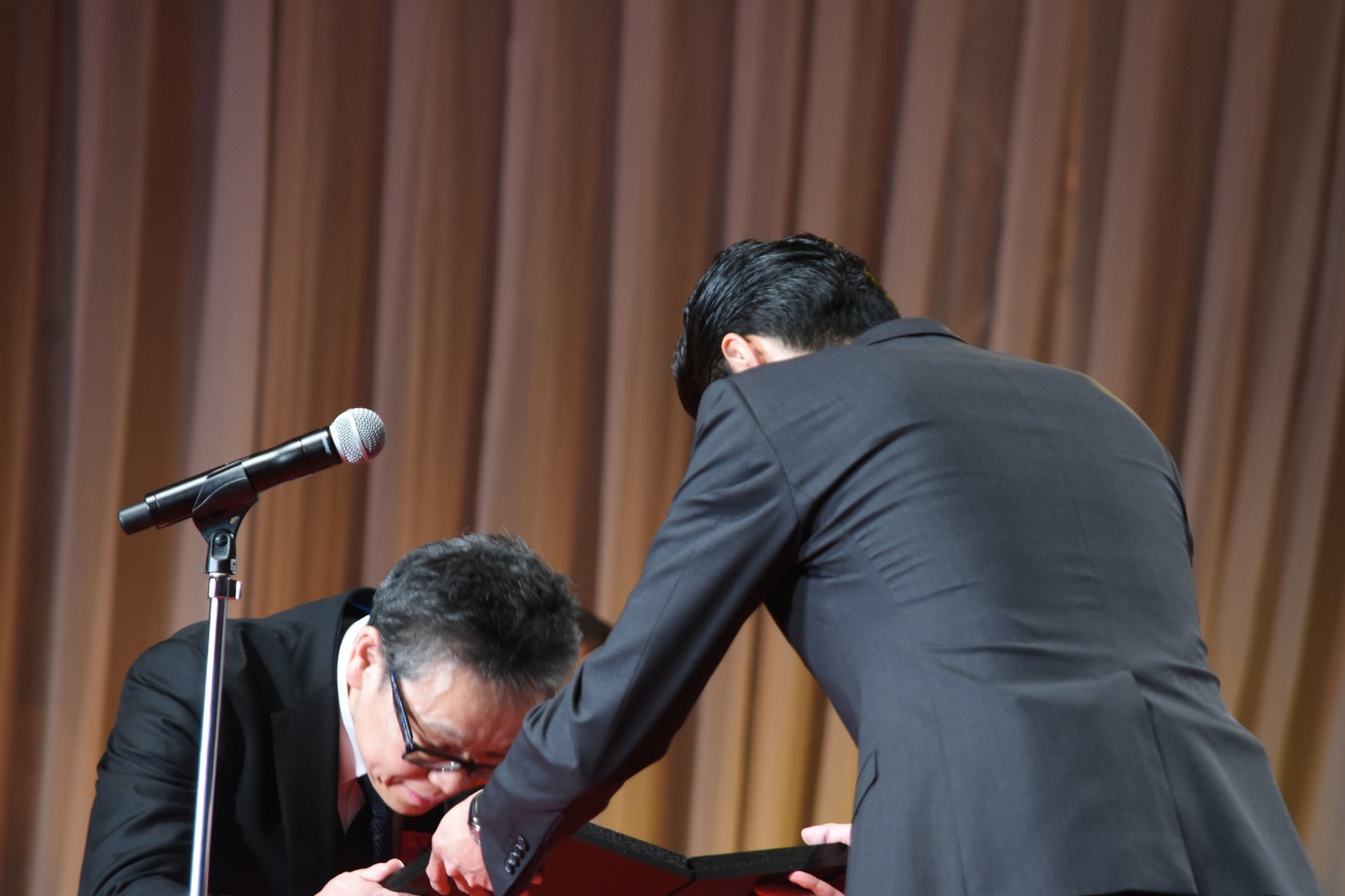 ホリプロの菅井敦常務取締役（左）に表彰楯を贈呈する東出昌大（右）。