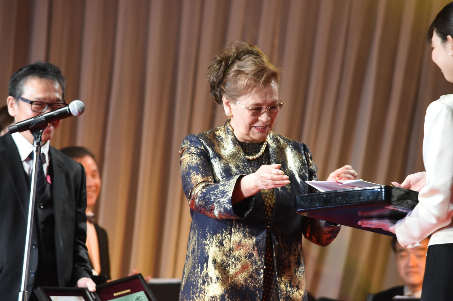 石原まき子（中央）