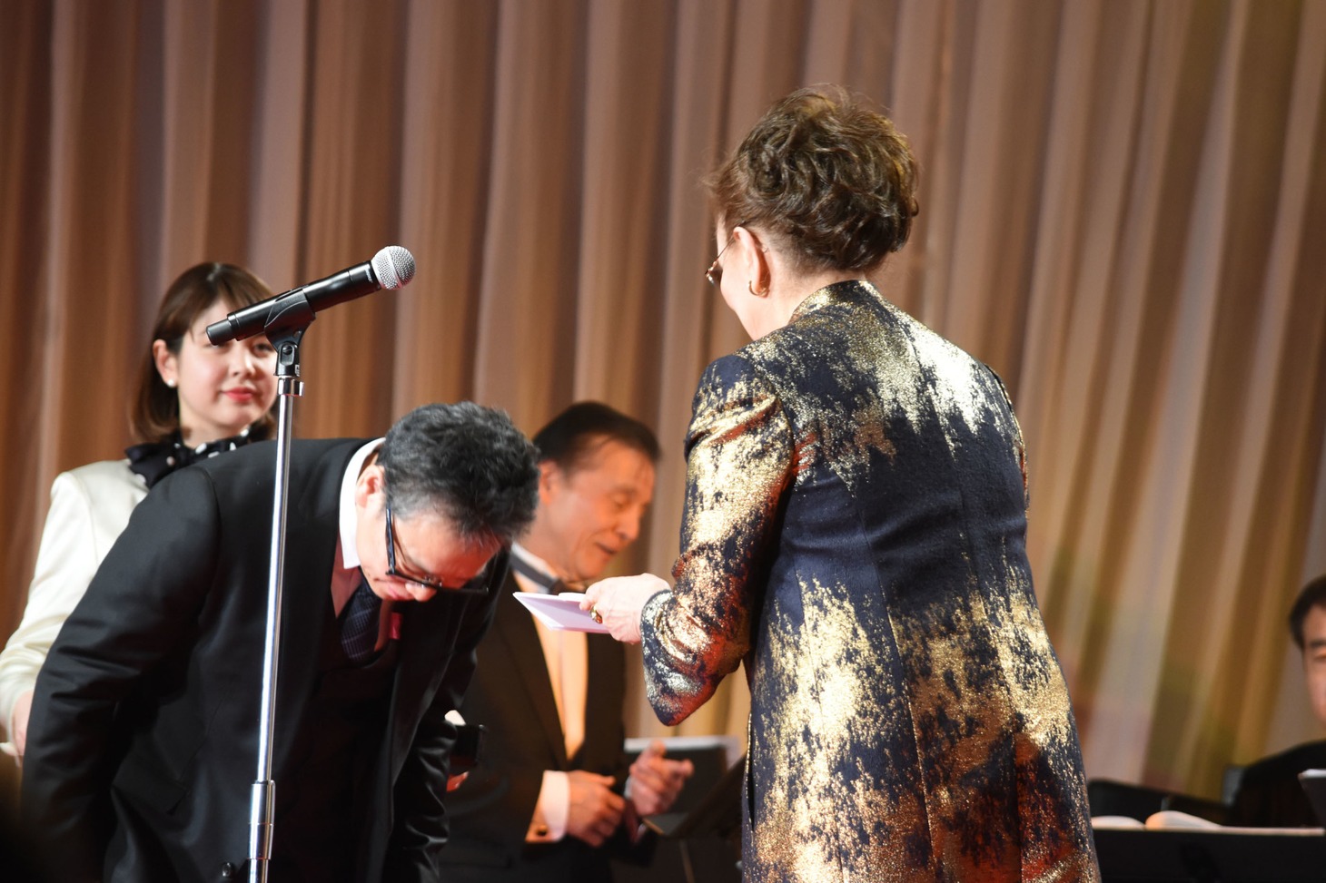 ホリプロの菅井敦常務取締役（左）に賞金100万円を贈呈する石原まき子（右）。