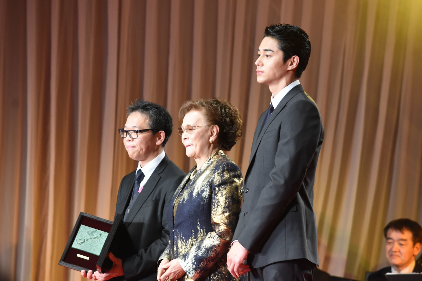 左からホリプロの菅井敦常務取締役、石原まき子、東出昌大。
