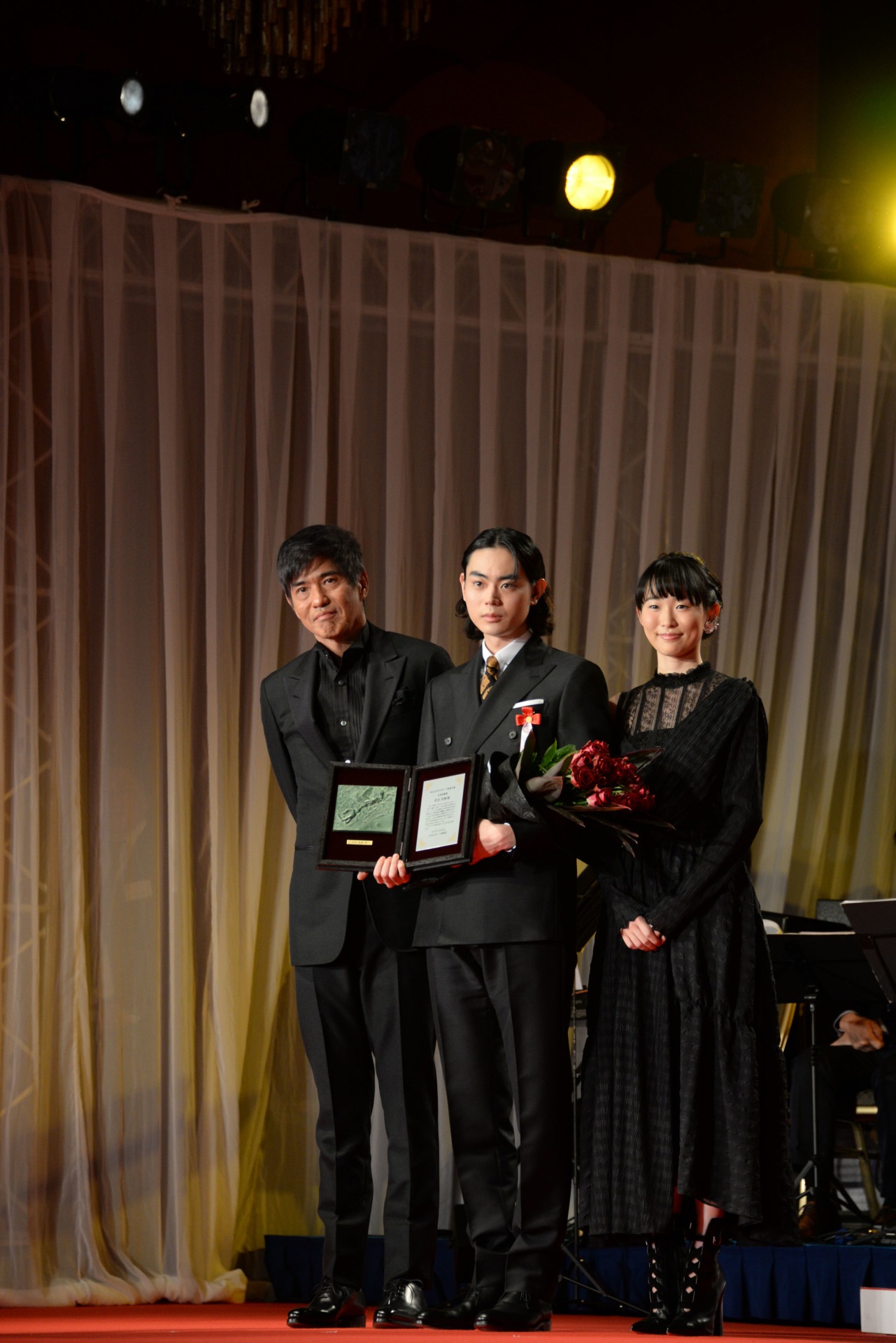左から佐藤浩市、菅田将暉、木下あかり。