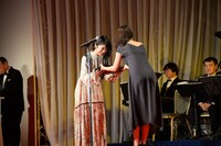 浜辺美波（奥）が有村架純（手前）から表彰盾を受け取る様子。