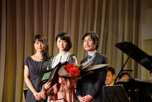 左から有村架純、浜辺美波、月川翔。