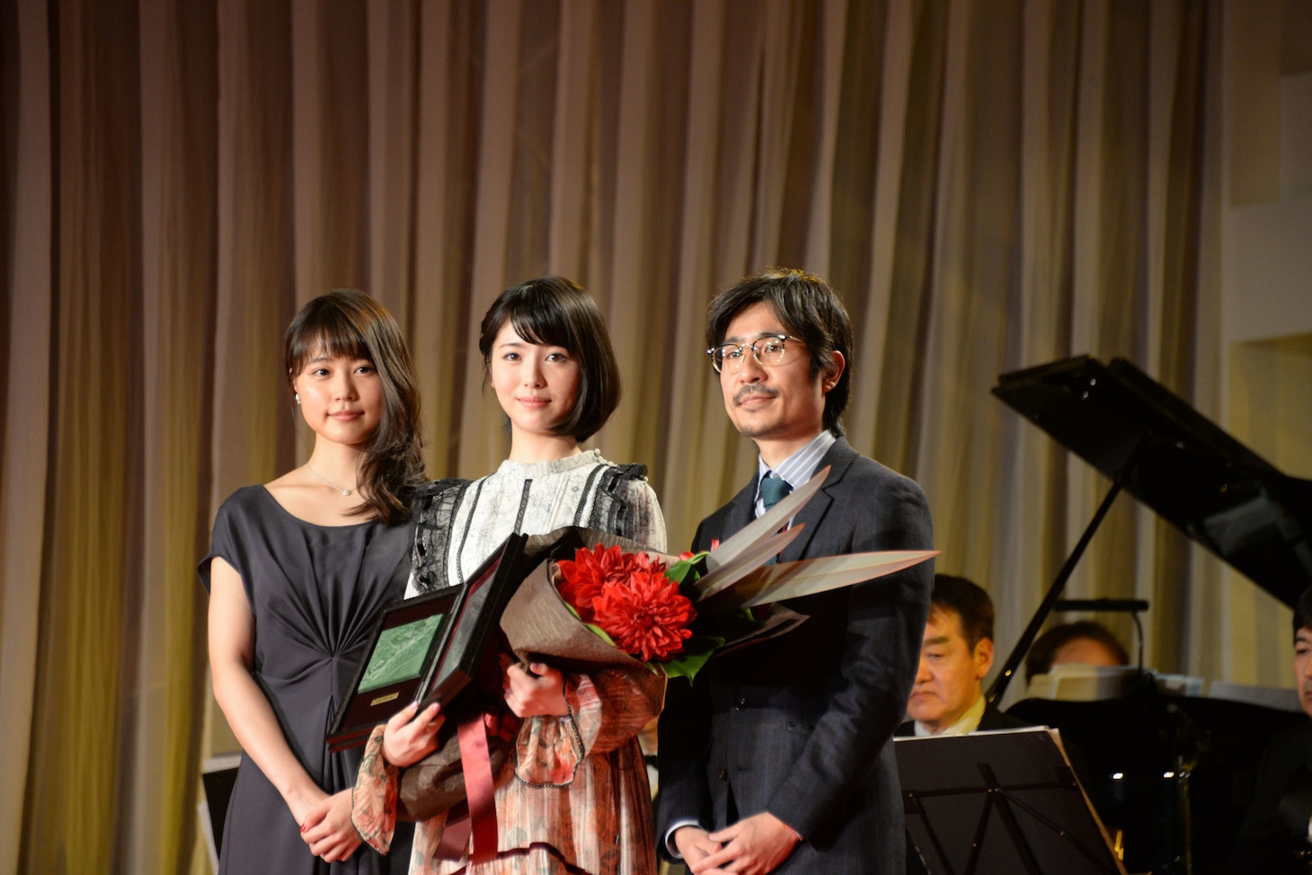 左から有村架純、浜辺美波、月川翔。