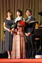 左から有村架純、浜辺美波、月川翔。