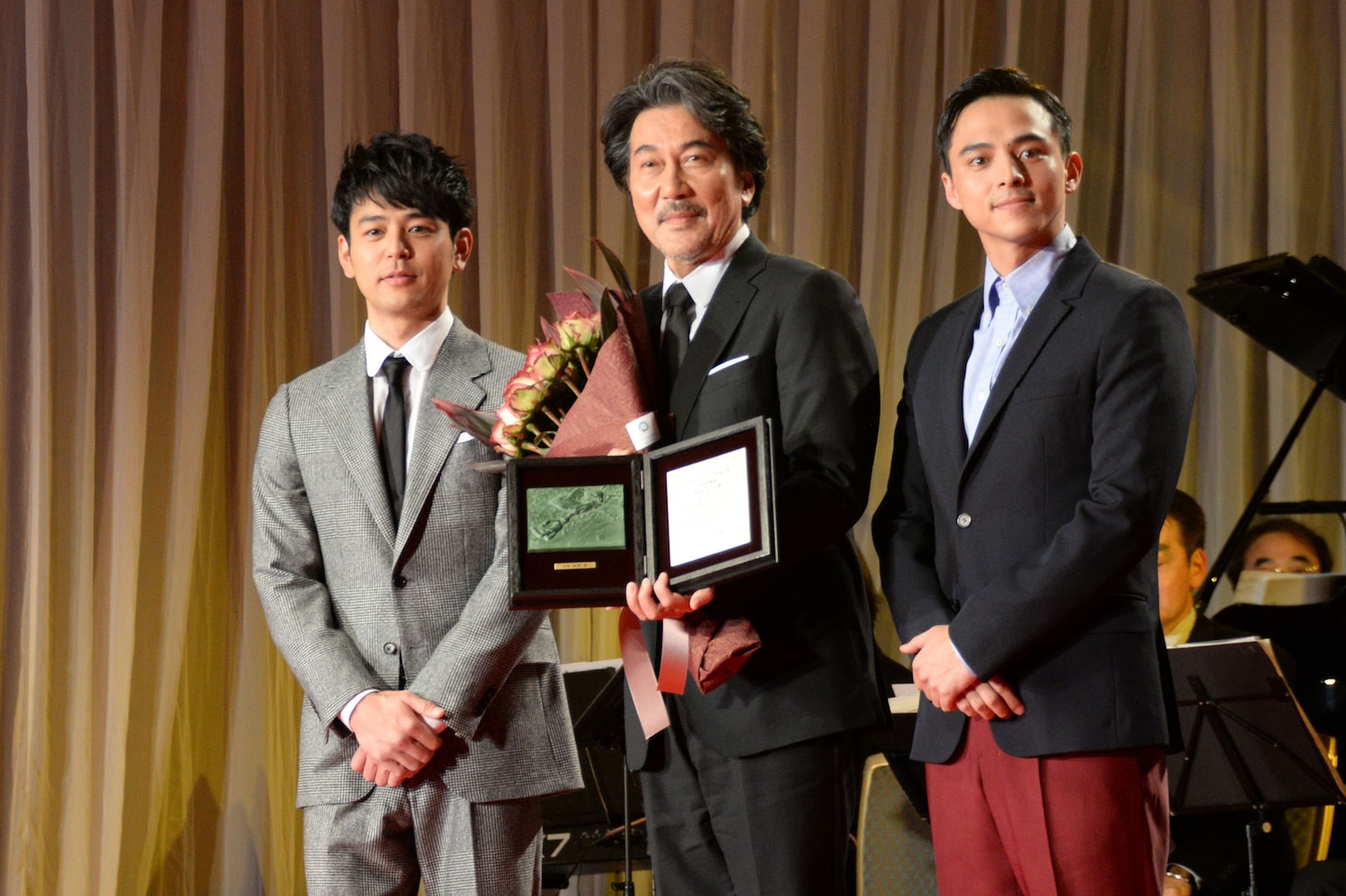 左から妻夫木聡、役所広司、満島真之介。