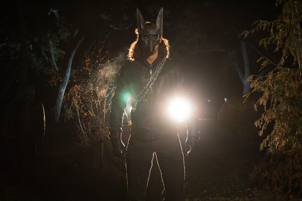 実話をもとにカルト集団に追い詰められる家族描いたホラー「ジャッカルズ」予告編