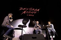 湯浅政明監督（中）とKEN THE 390（右）。