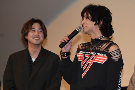 左から渡部秀、三浦涼介。