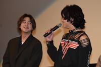 左から渡部秀、三浦涼介。