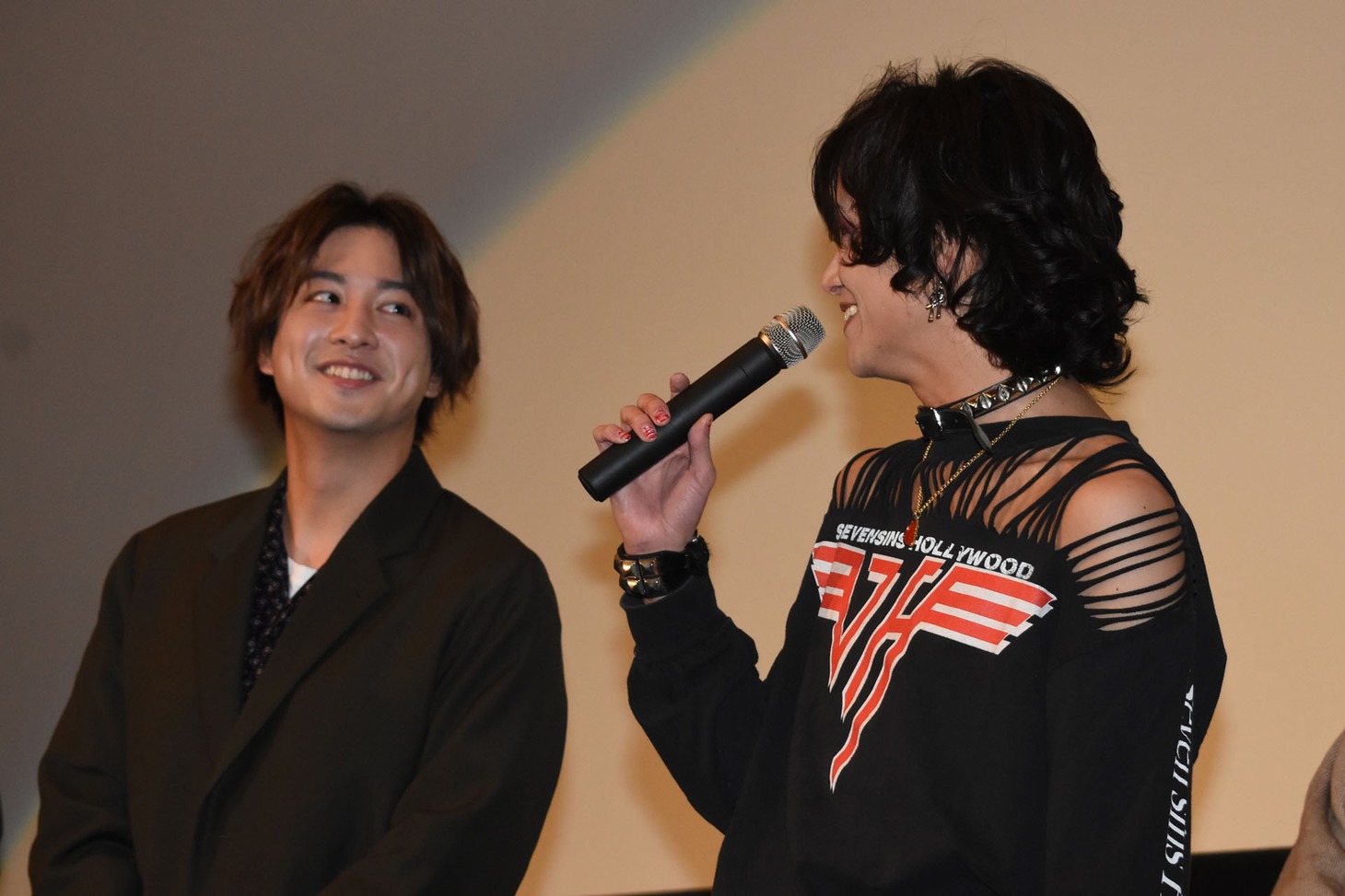 左から渡部秀、三浦涼介。