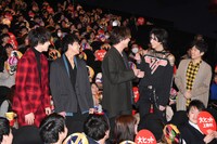 変身ポーズを相談するキャストたち。