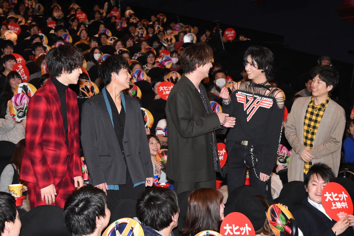 変身ポーズを相談するキャストたち。