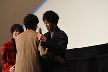 上堀内佳寿也（中央）と抱擁を交わす佐野岳（右）。