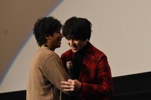 上堀内佳寿也（左）と抱擁を交わす西銘駿（右）。