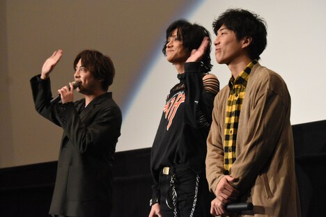 左から渡部秀、三浦涼介、上堀内佳寿也。