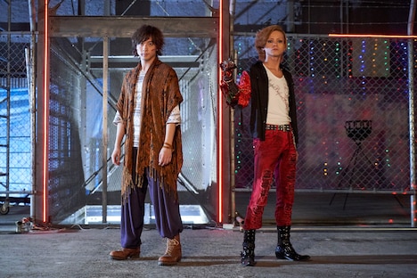 「仮面ライダー平成ジェネレーションズFINAL ビルド＆エグゼイドwithレジェンドライダー」より。左から火野映司、アンク。