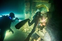 「ネイビーシールズ ナチスの金塊を奪還せよ！」