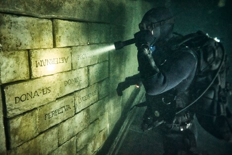 「ネイビーシールズ ナチスの金塊を奪還せよ！」